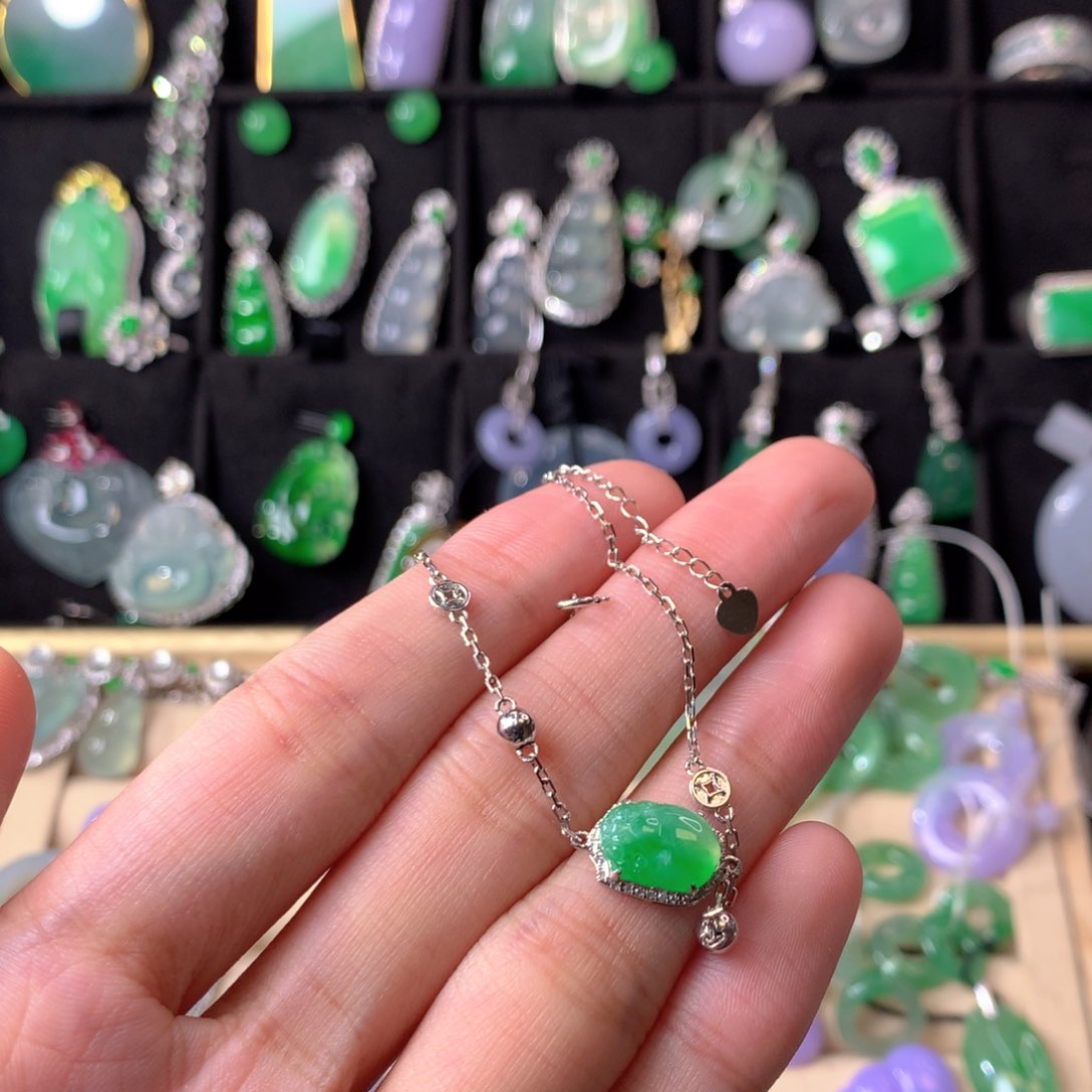 翡翠18K金镶嵌颈饰裸石