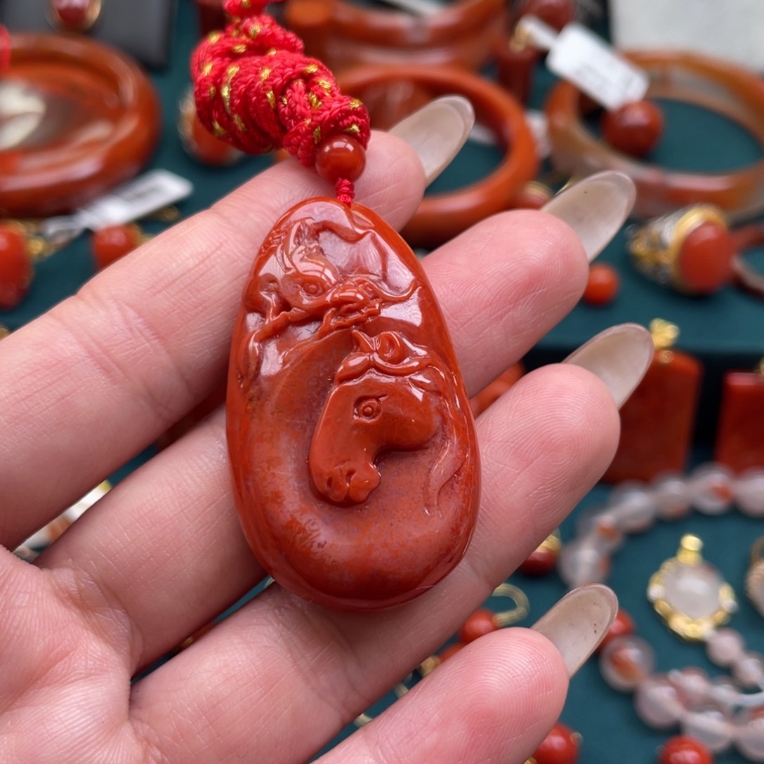 南红玛瑙未镶嵌川料南红龙马精神吊坠