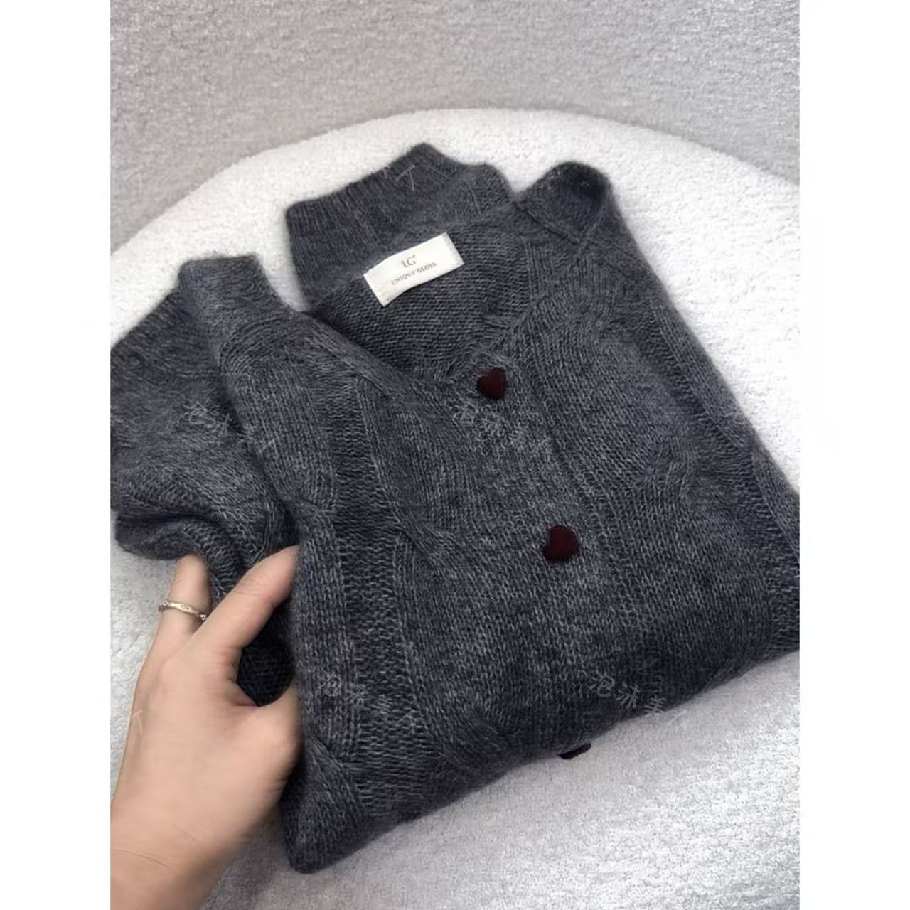 丝羊绒爱心扣」用料巨顶！设计感深灰色圆领宽松软糯亲肤开衫毛衣