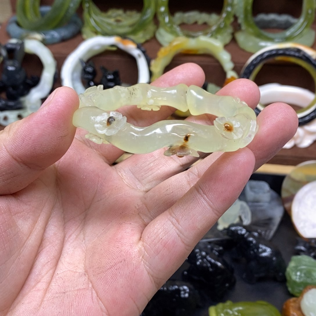 蛇纹石玉手镯未镶嵌电***?