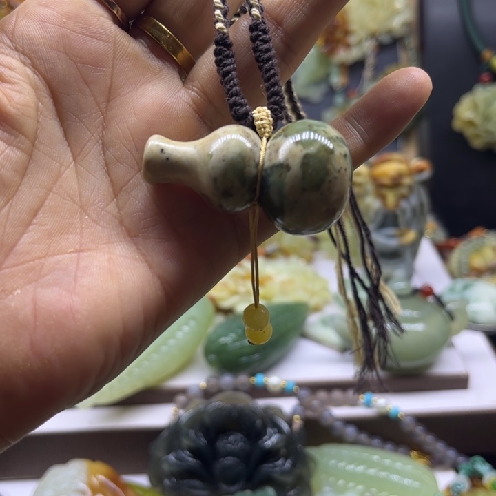 蛇纹石玉未镶嵌颈饰