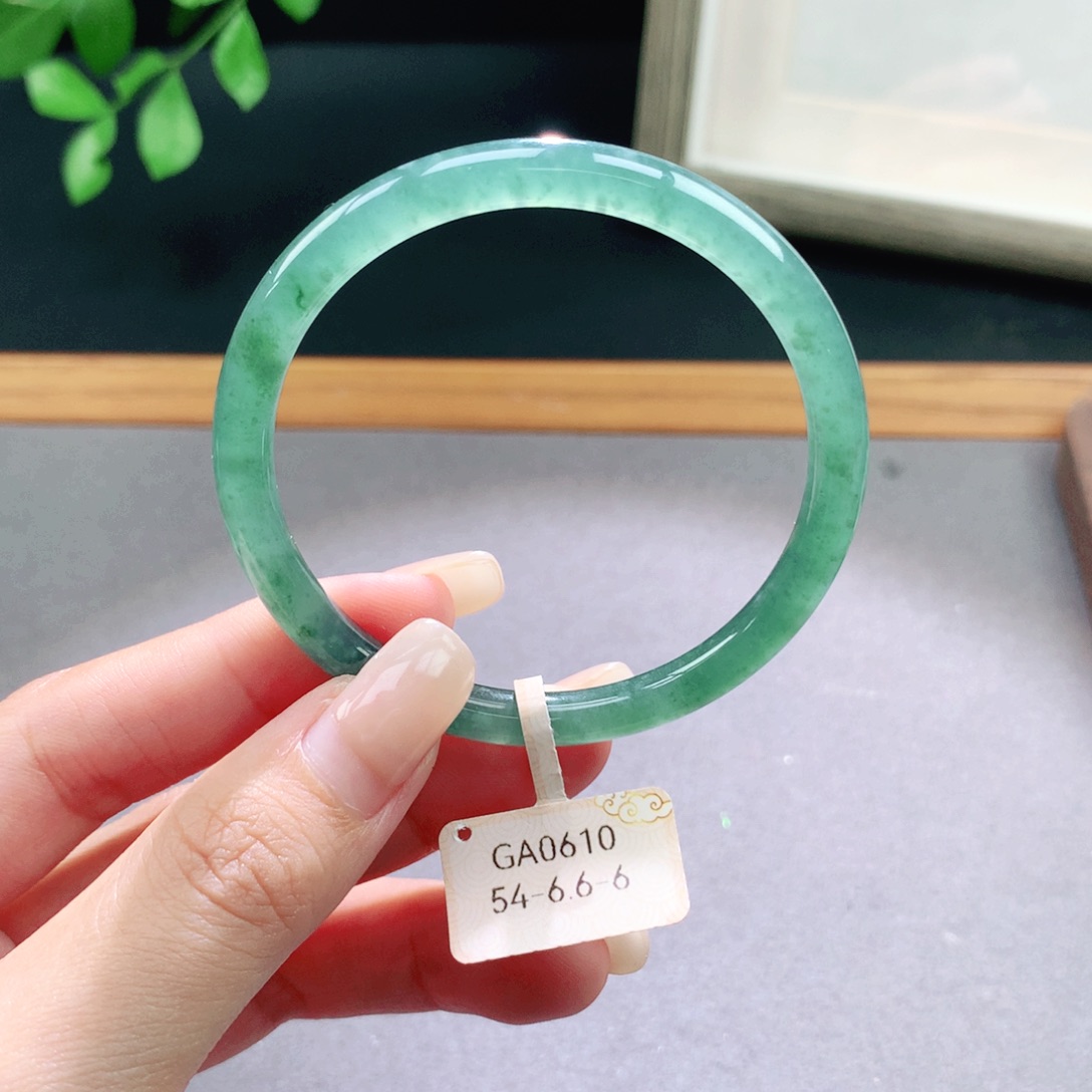 翡翠手镯未镶嵌天然翡翠