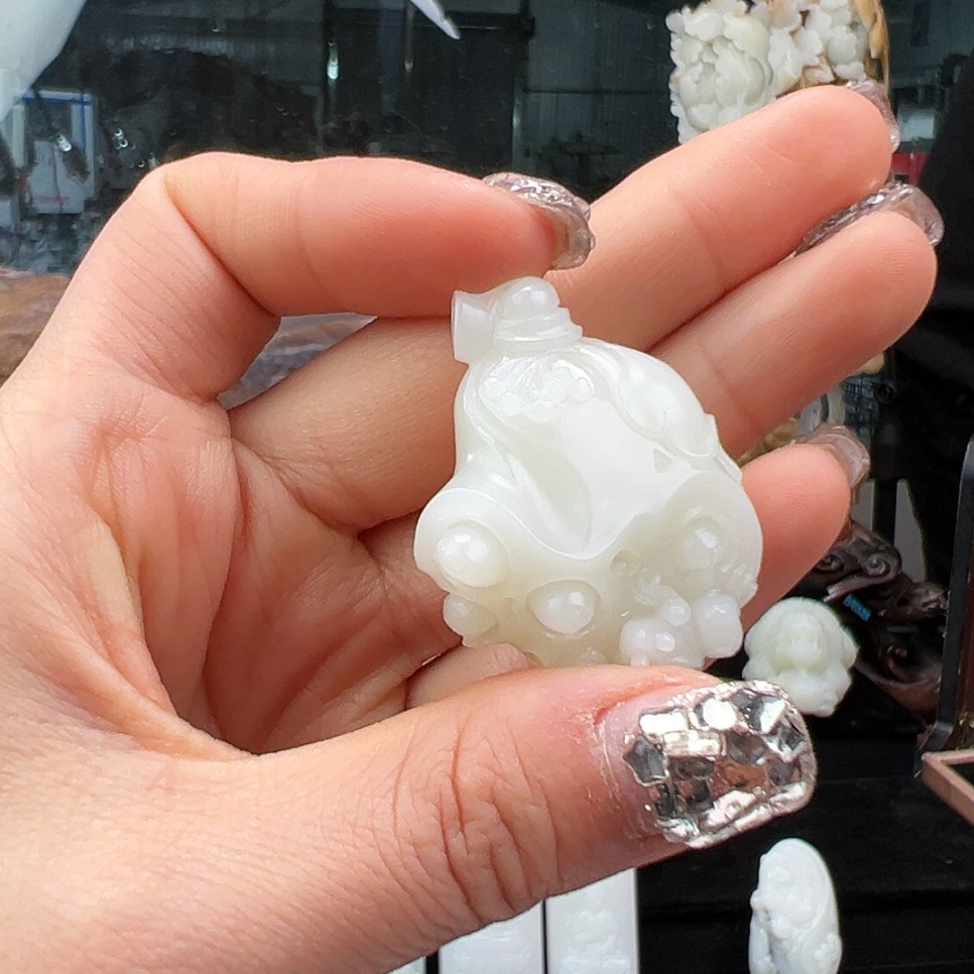 和田玉颈饰未镶嵌就**吧