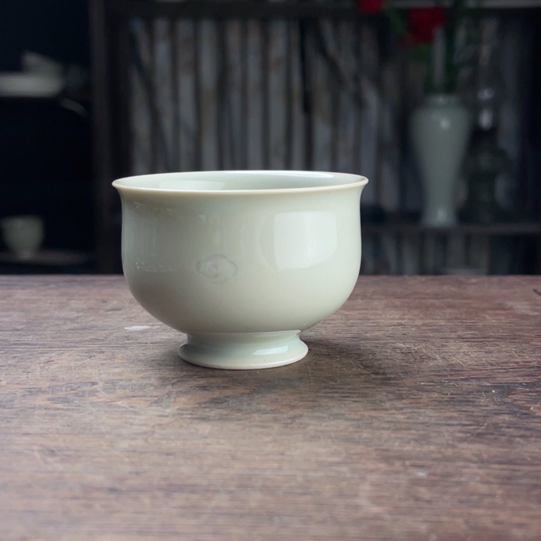 微瑕青釉刻花云纹炉式