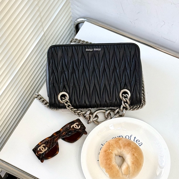 95新 MIU MIU/缪缪 黑银褶皱链条单肩斜挎包