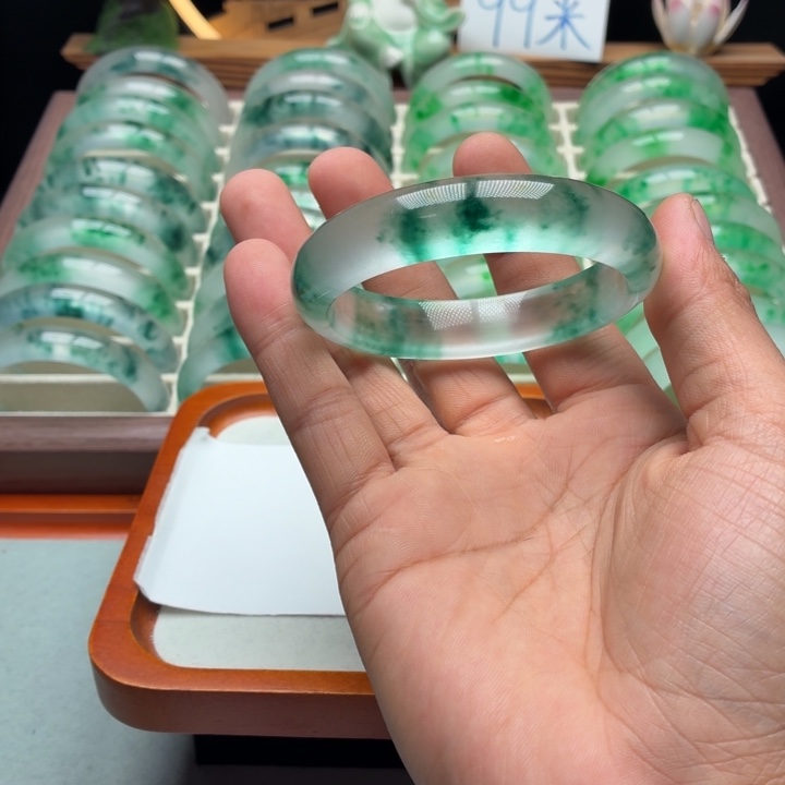 极***道石英质玉未镶嵌手镯