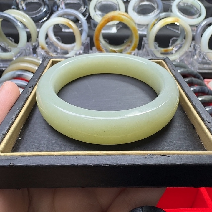 和田玉未镶嵌手镯