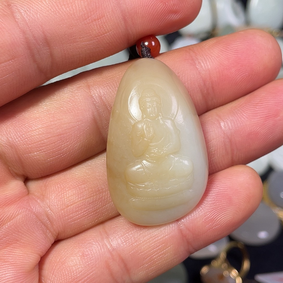 猪***仙和田玉未镶嵌颈饰吊坠有棉