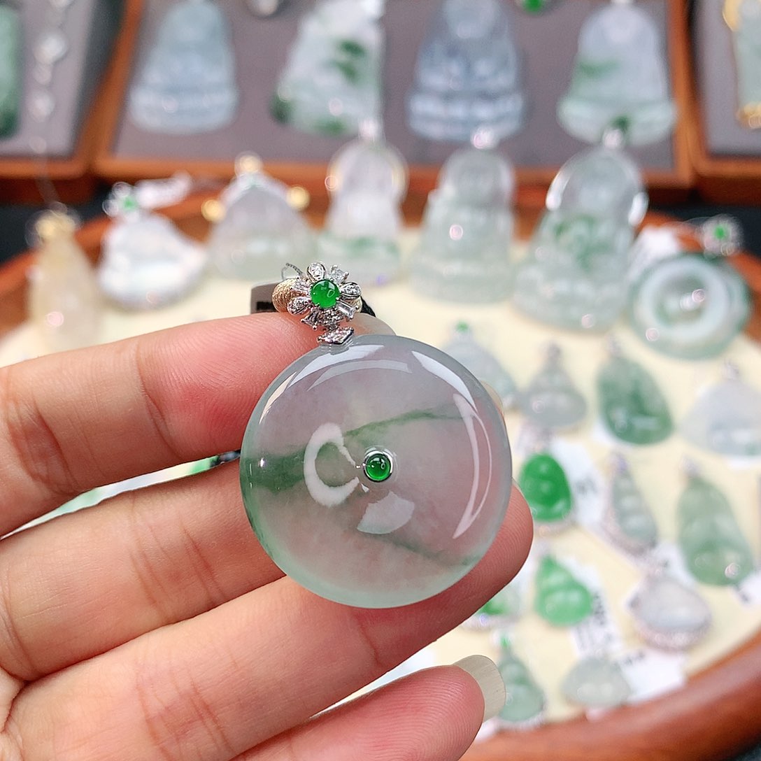 颈饰18K金镶嵌翡翠平安扣