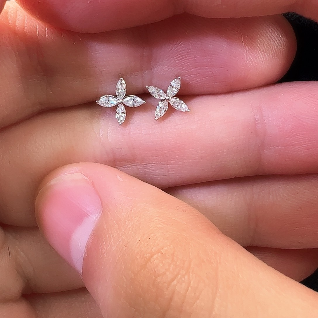 钻石耳饰18K金镶嵌一对马眼四叶花直针