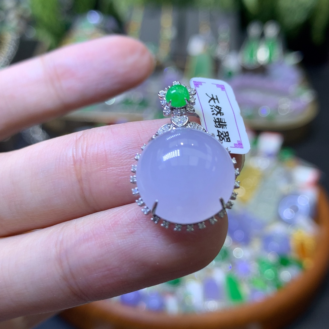 颈饰18K金镶嵌翡翠