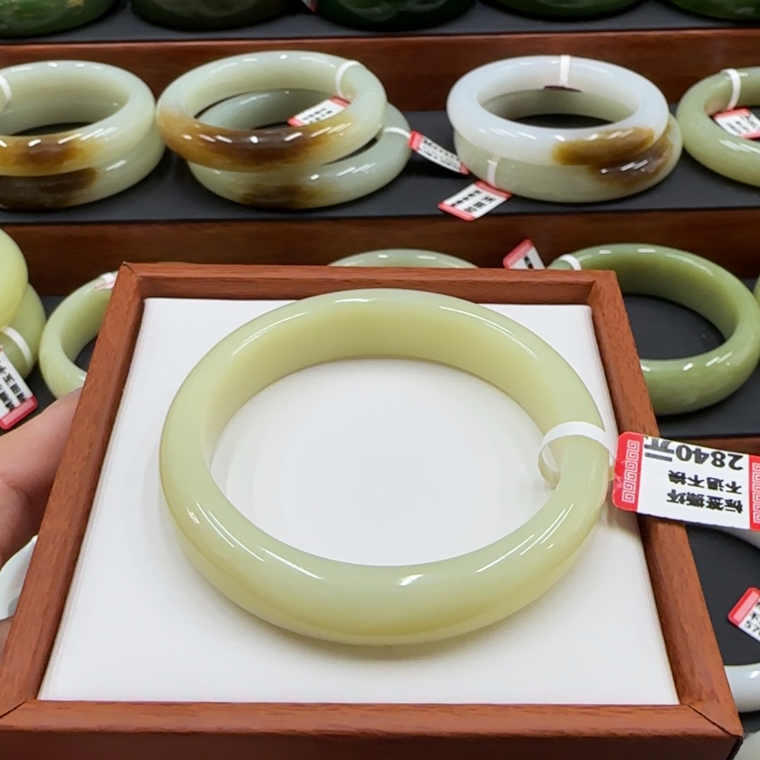 未镶嵌手镯和田玉