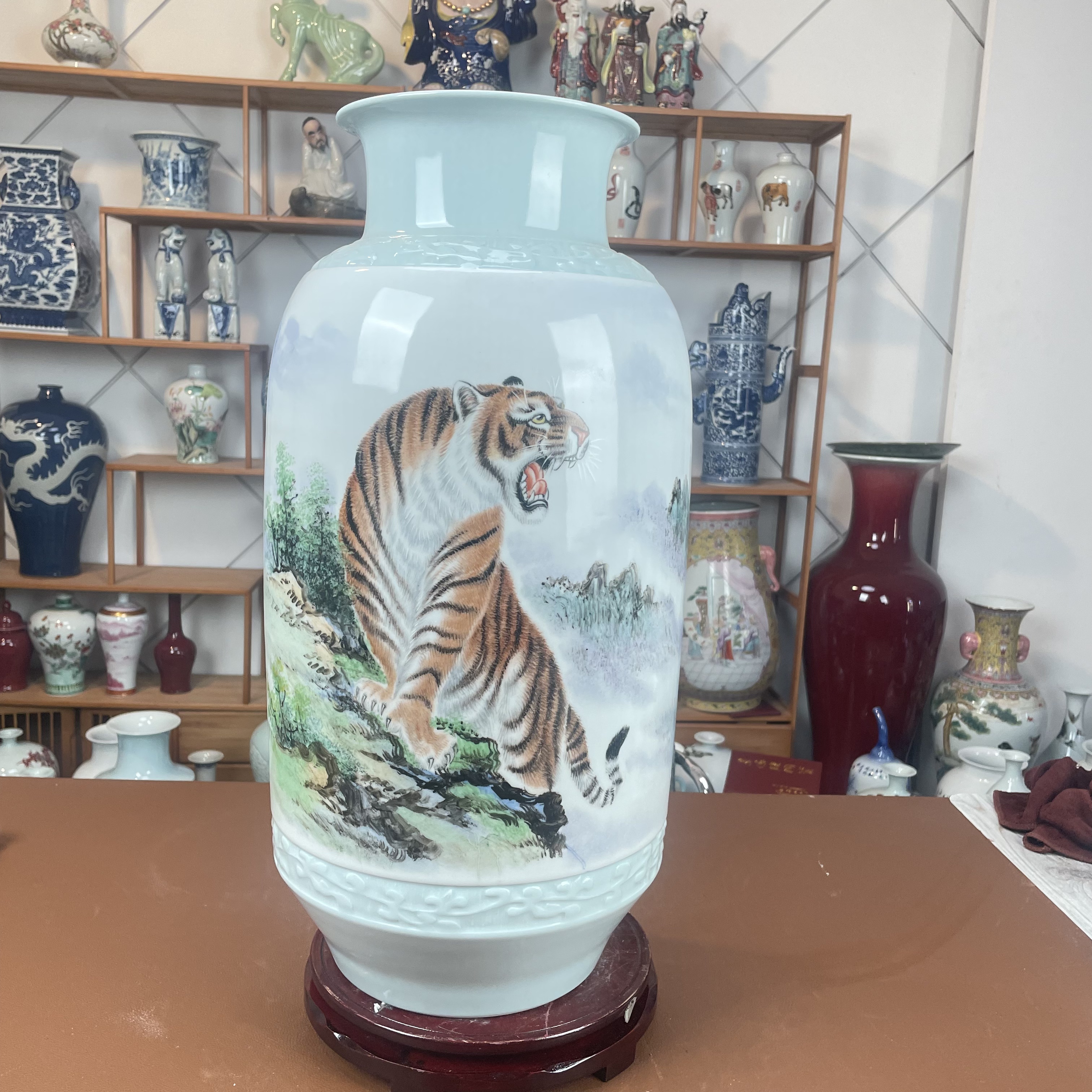 A-517景德镇陶瓷手工手绘釉上纷彩虎震山河冬瓜瓶