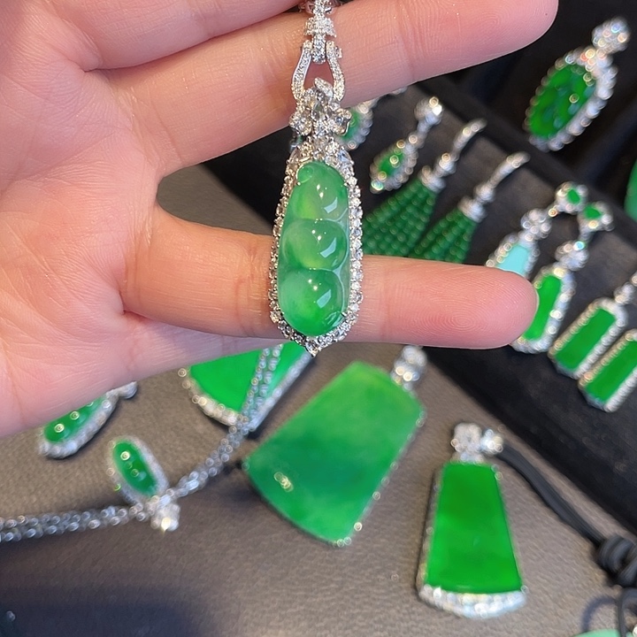 翡翠挂件18K金镶嵌木那福豆