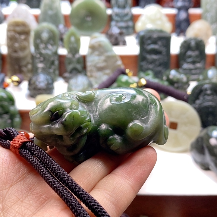 和田玉颈饰未镶嵌抱****梦