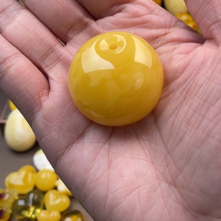 琥珀未镶嵌颈饰如图