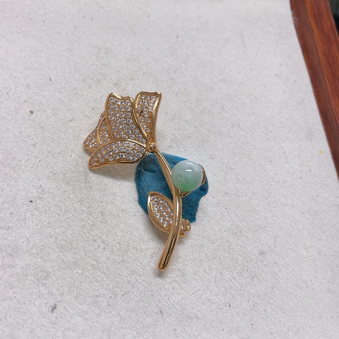 翡翠未镶嵌颈饰胸针