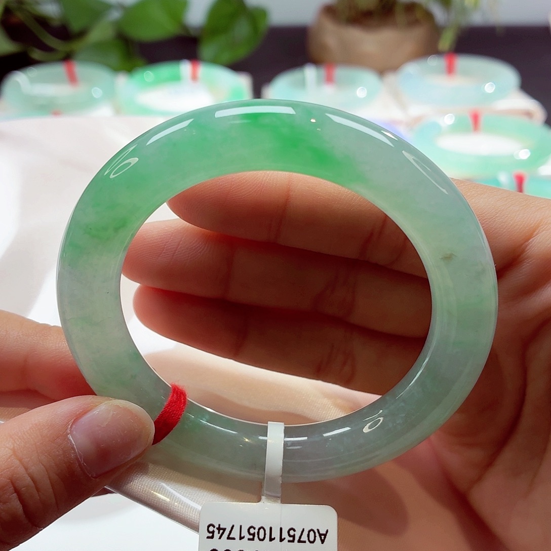 翡翠未镶嵌手镯（圆镯）冰晴绿点翠68-053