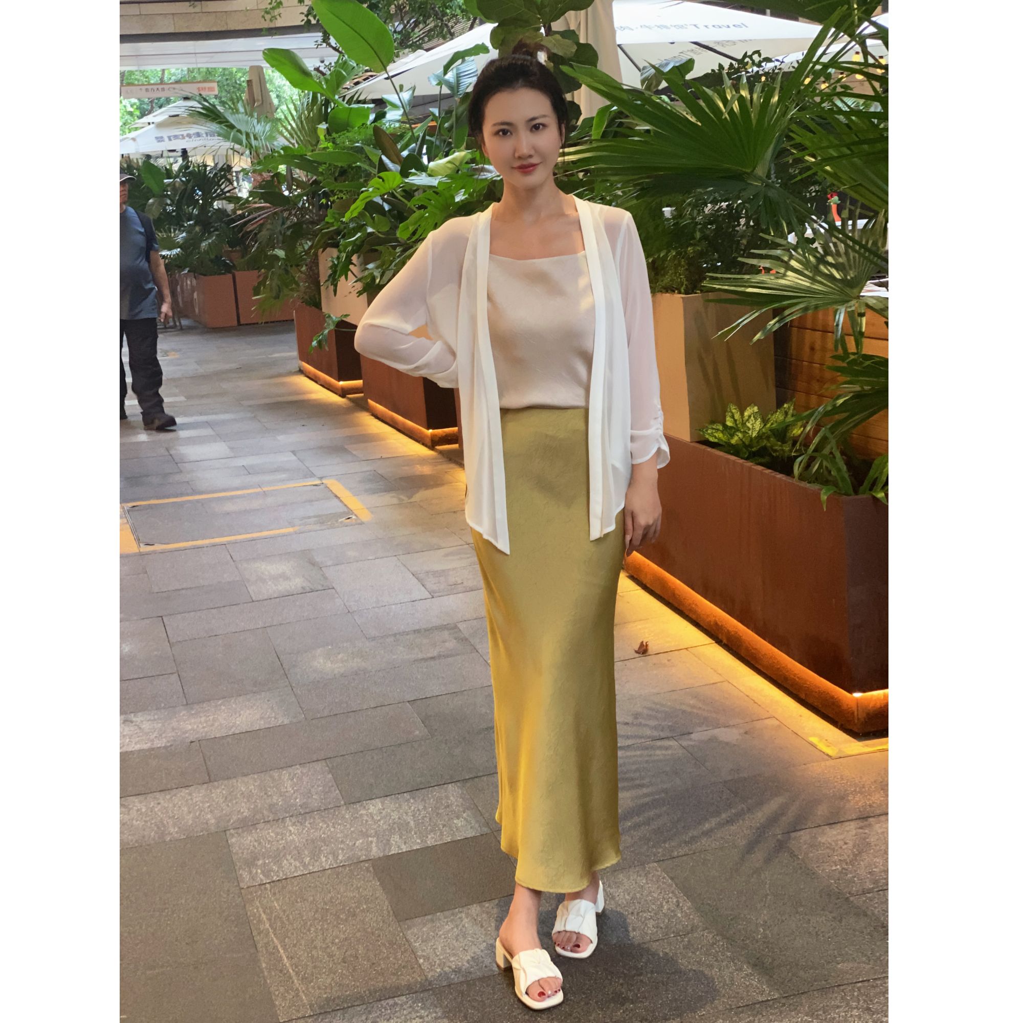 南油醋酸轻奢女装提花暗纹半身裙气质百搭时尚夏季遮肉显瘦高腰女