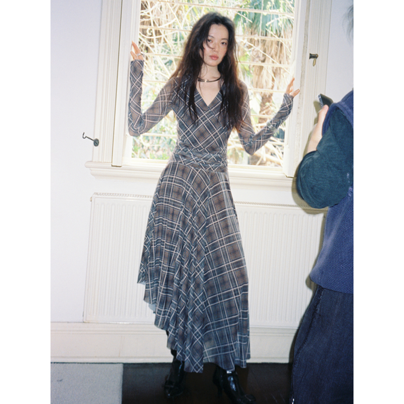 SUPERSCAPE素舶 25SS夏季V领格纹弹力网纱不对称下摆长袖连衣裙