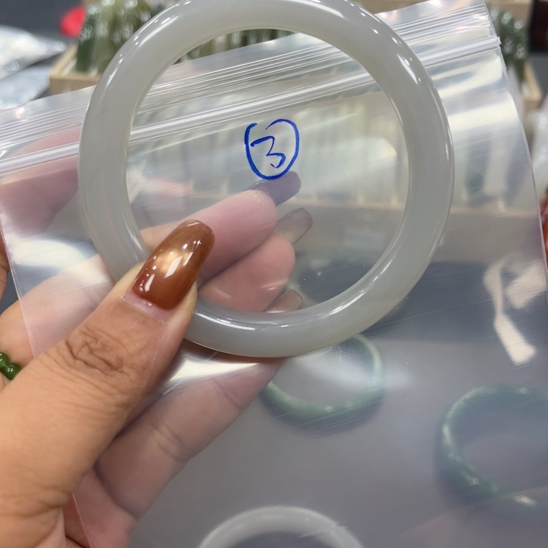 萍***屋和田玉未镶嵌手镯