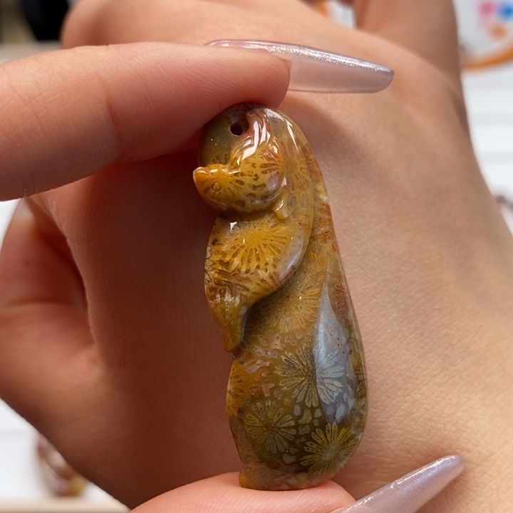 硅化玉颈饰未镶嵌喜鹊