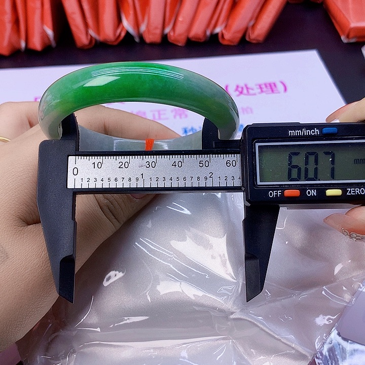 翡翠手镯未镶嵌75。