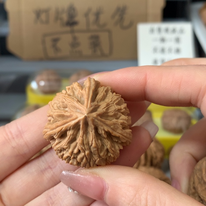 豫***见吊坠文玩核桃异形单只，有瑕疵