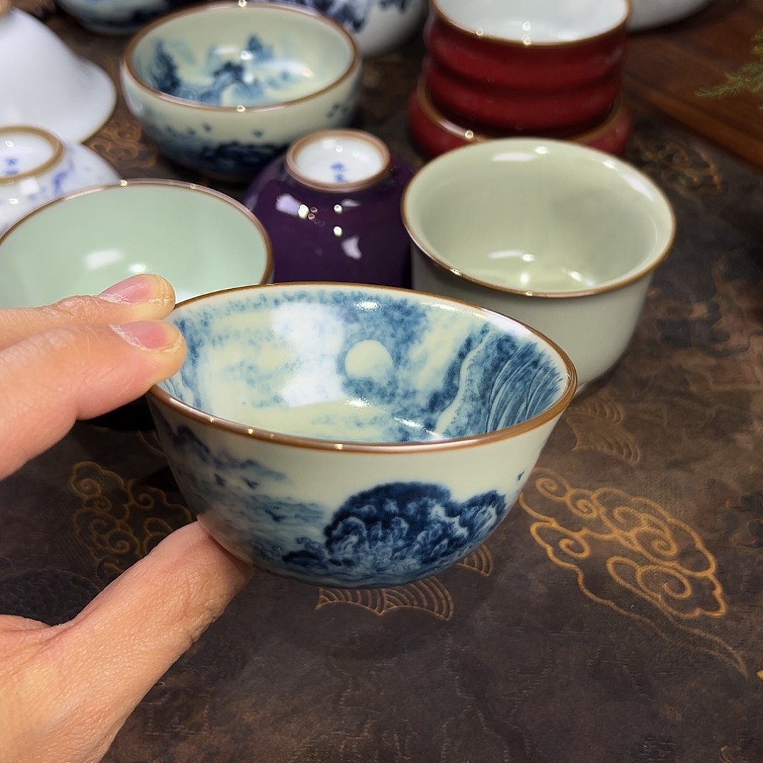 刚***好玉石青不开片内外绘鸡缸杯