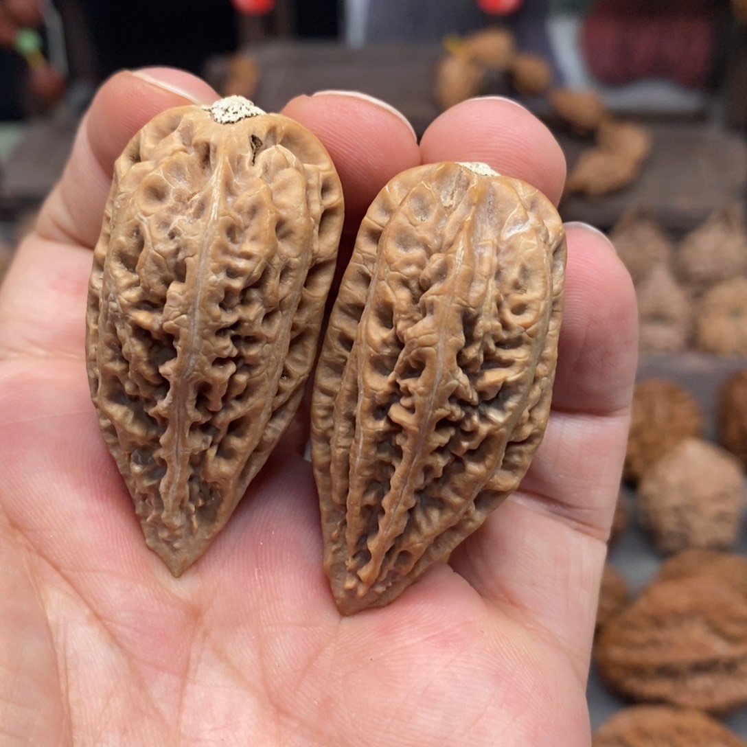 文玩核桃把件七彩销魂刀