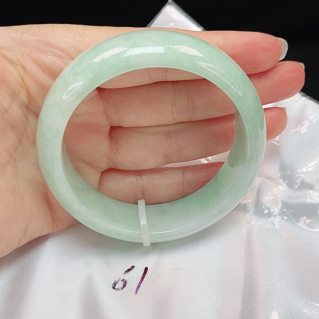 翡翠手镯未镶嵌轮胎