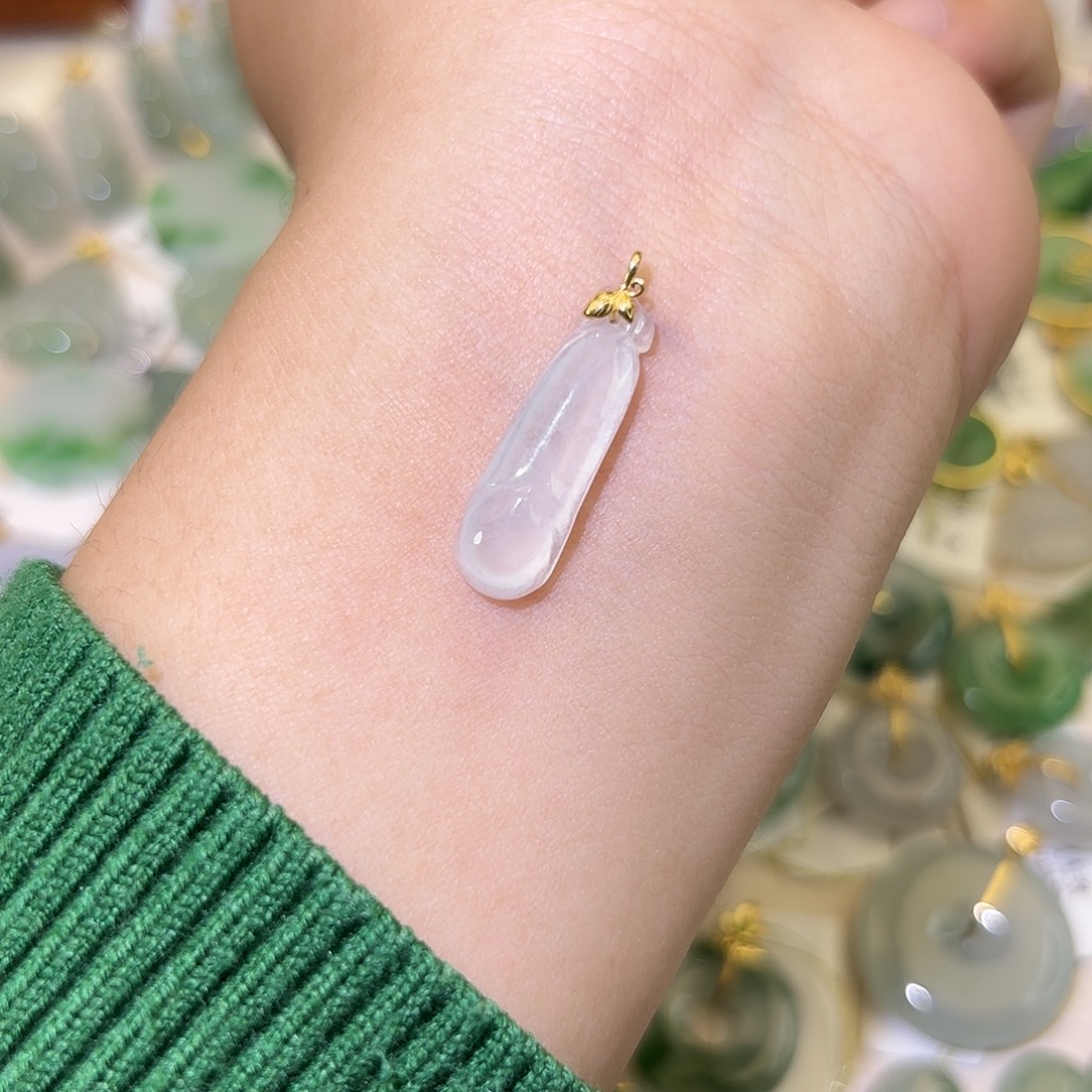 翡翠18K金镶嵌颈饰玉兰花