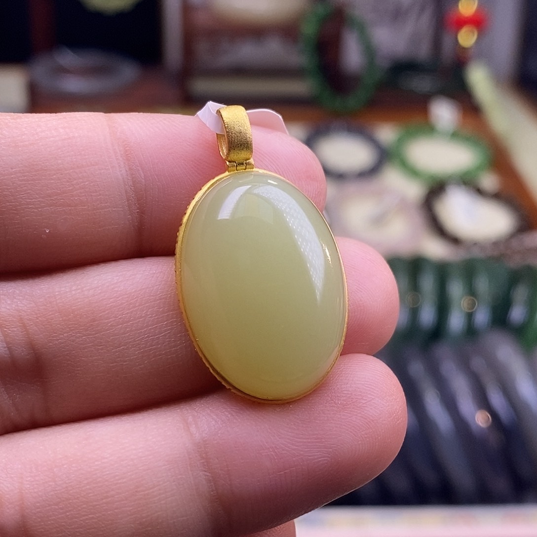 颈饰未镶嵌和田玉新疆若羌黄口老料金镶鸽子蛋吊坠