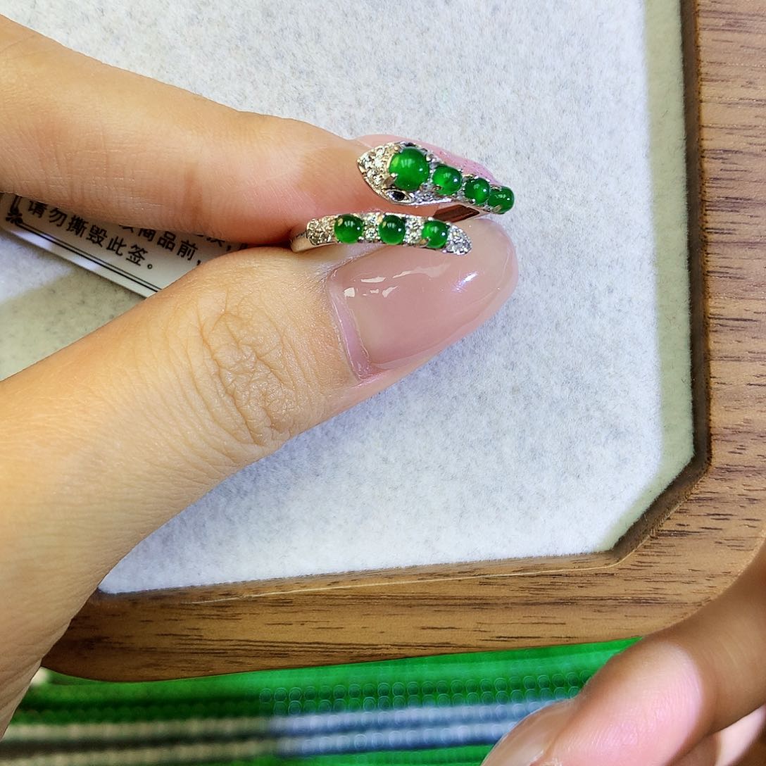 翡翠戒指银S925镶嵌天然翡翠戒指