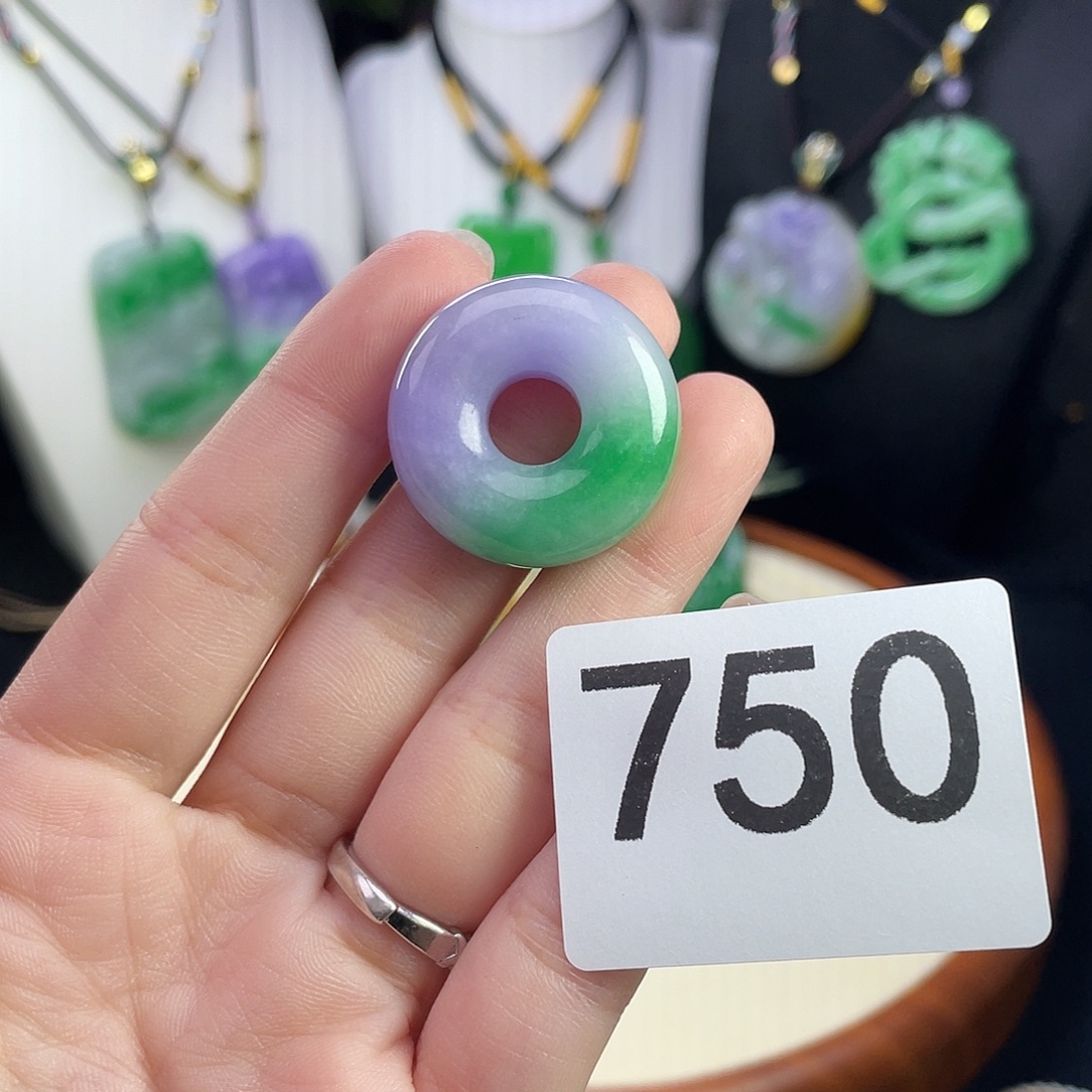 翡翠未镶嵌吊坠(赠链)