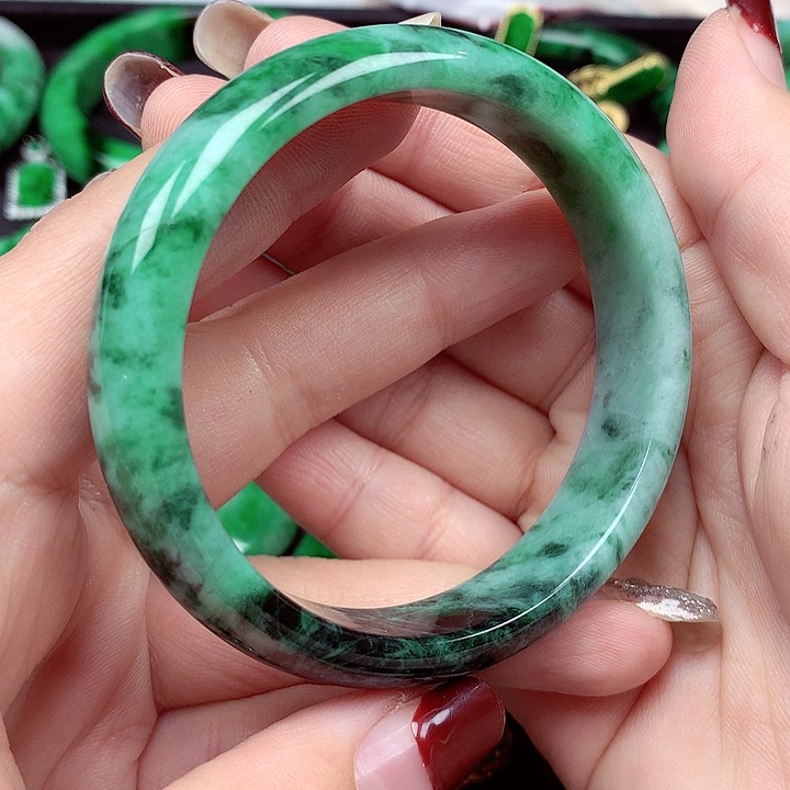 翡翠手镯未镶嵌翡翠