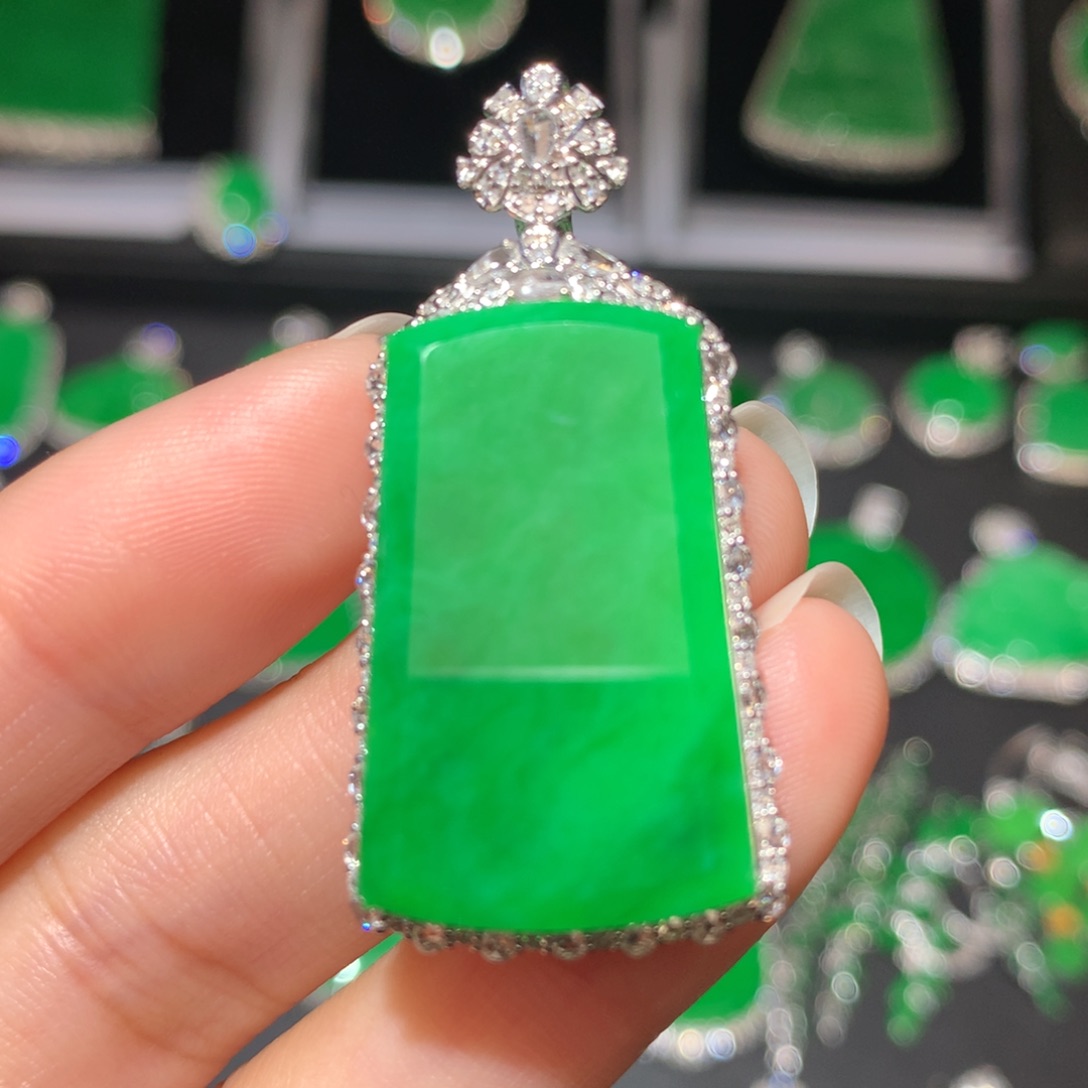 翡翠颈饰18K金镶嵌翡翠