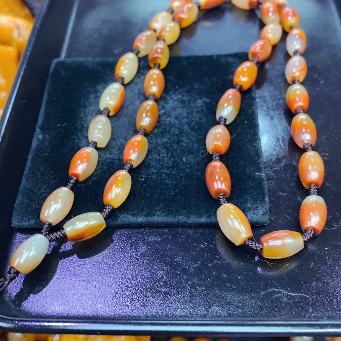 未镶嵌石英质玉（黄龙玉）颈饰