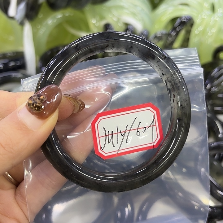 J***y蛇纹石玉未镶嵌岫玉手镯