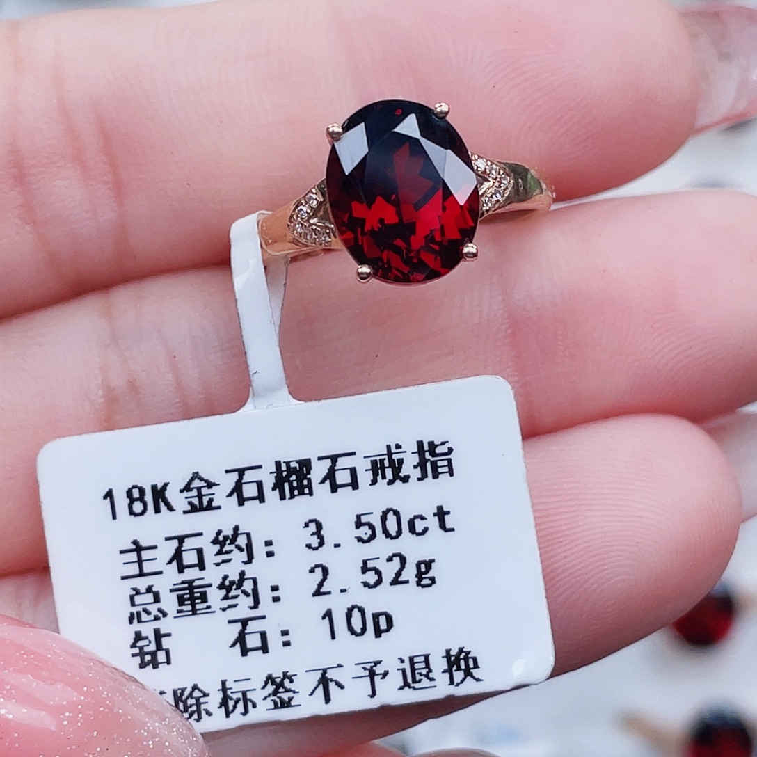 18K金镶嵌戒指石榴石