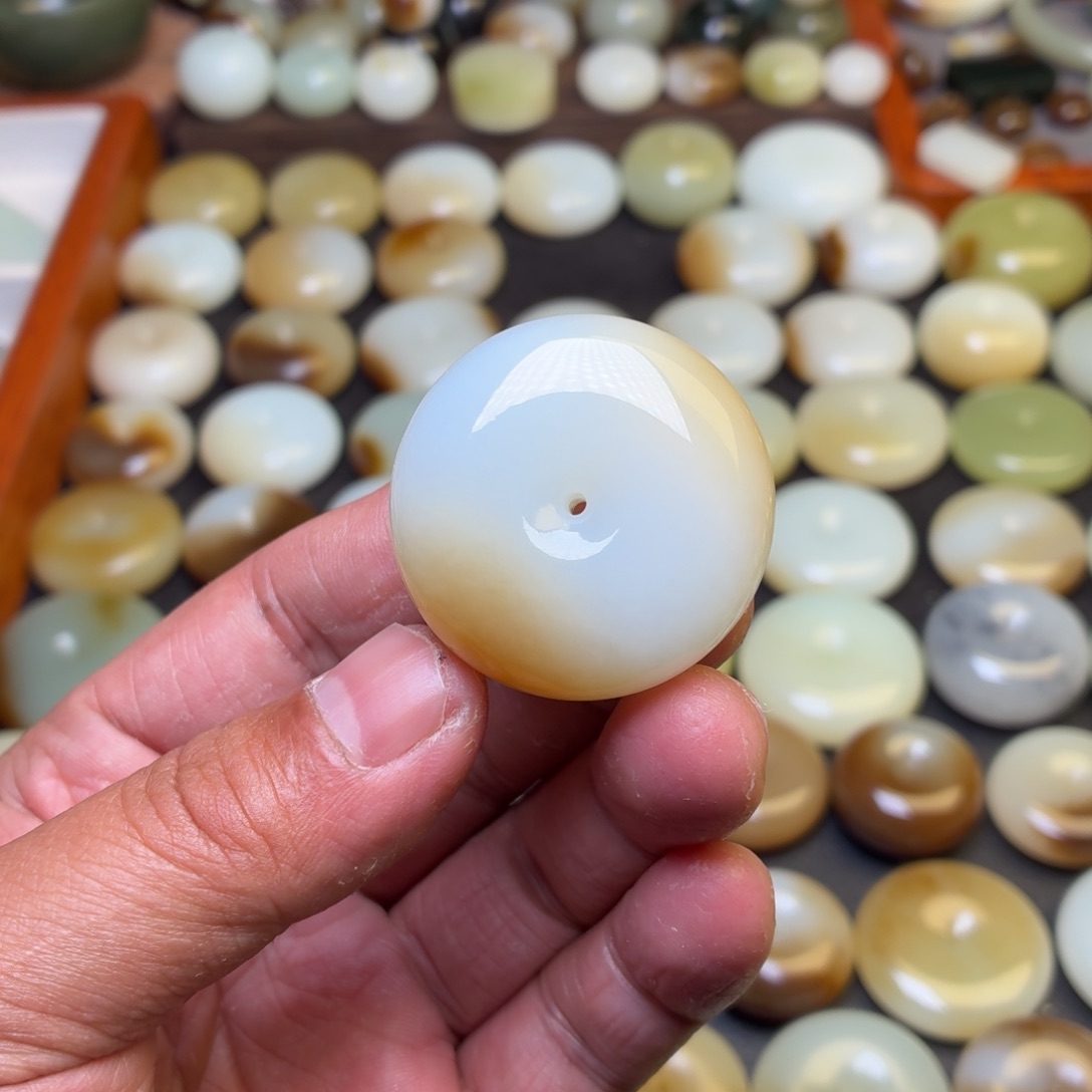 淇***你和田玉未镶嵌颈饰