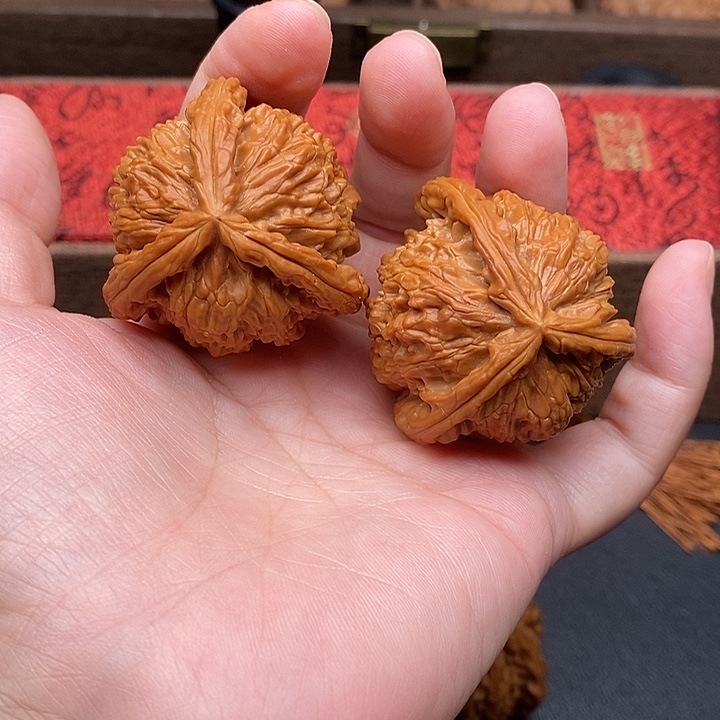 泉***咚把件文玩核桃白奔