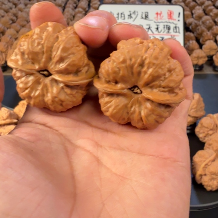 W***e文玩核桃把件蛤蟆的眼睛是真的好看