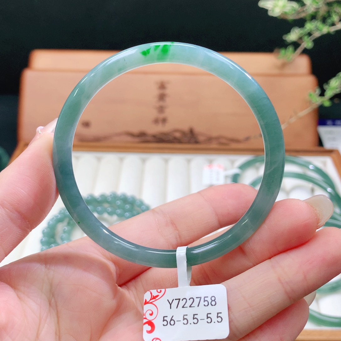 翡翠手镯未镶嵌天然