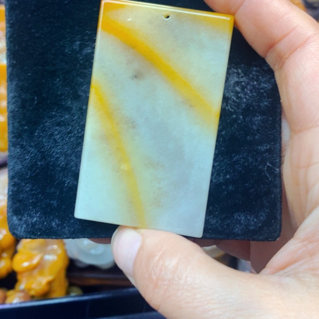 未镶嵌石英质玉（黄龙玉）颈饰