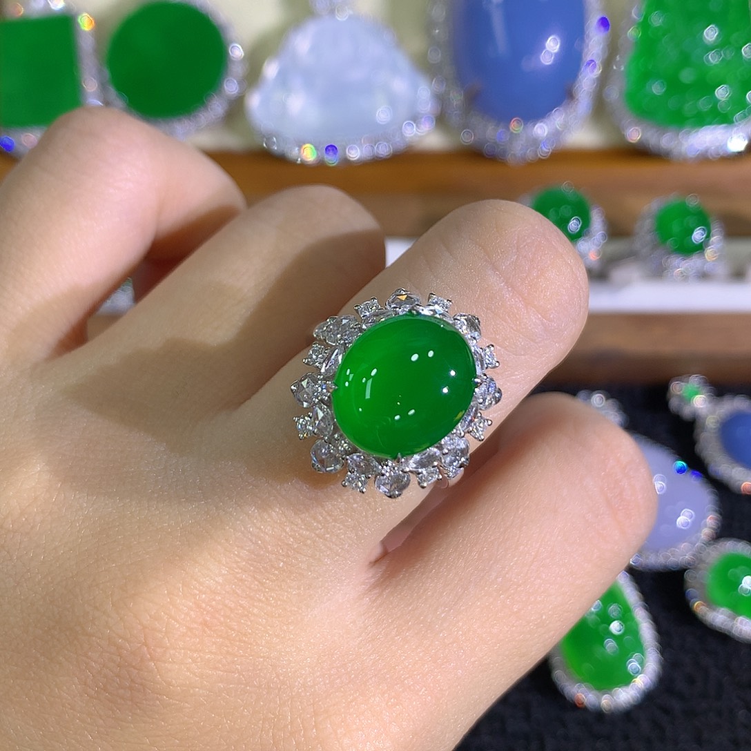 翡翠18K金镶嵌戒指蛋面