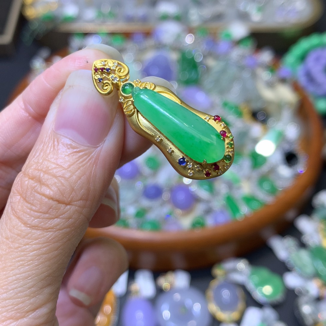 颈饰18K金镶嵌翡翠