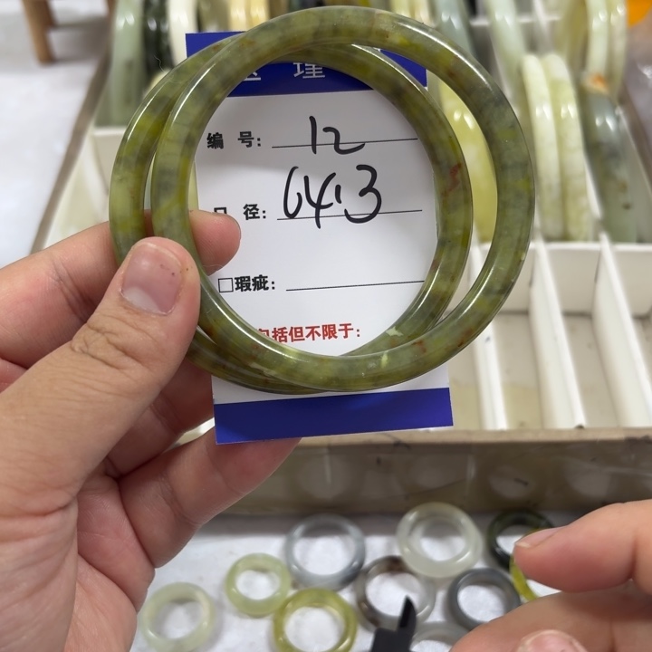 未镶嵌蛇纹石玉手镯