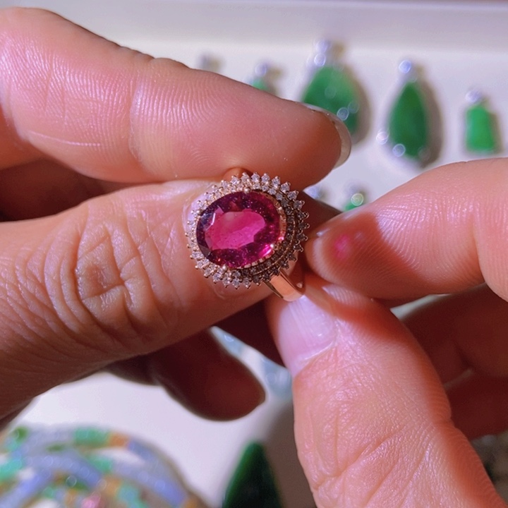 碧玺戒指18K金镶嵌卢比来