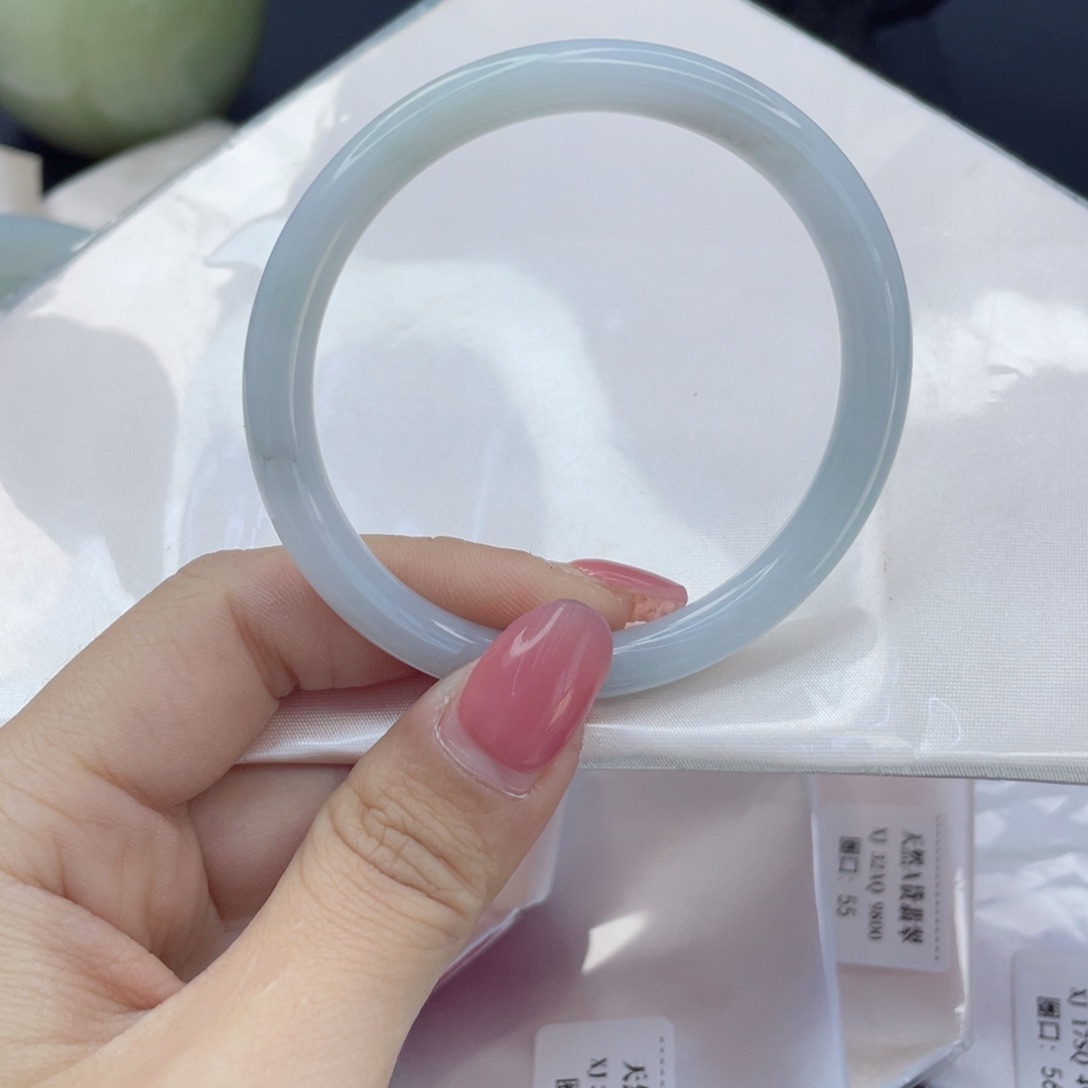 翡翠手镯未镶嵌翡翠